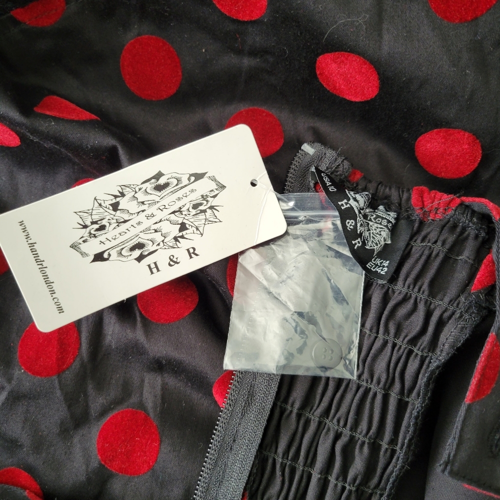 Heart & Roses Pinup Dress - Picture 5 of 10